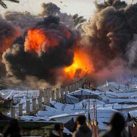 Bola api meletus setelah serangan udara Israel menghantam sebuah lokasi dekat tenda-tenda penampungan pengungsi Palestina di Deir el-Balah, Jalur Gaza tengah pada 25 Maret 2026. Sebuah serang