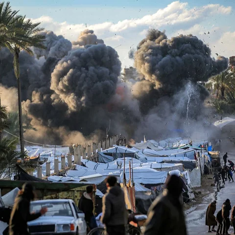 Warga terkejut setelah serangan Israel di dekat perkemahan tenda yang menampung orang-orang yang mengungsi akibat perang di Deir el-Balah di Jalur Gaza tenga,  Rabu (25/03/2026).