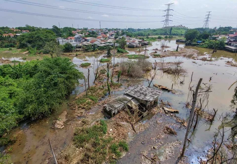 Rumah warga yang hancur akibat luapan Kali Pesanggrahan yang alirannya menyempit karena longsoran TPA Cipayung di kawasan Pasir Putih, Sawangan, Depok, Kamis (14/05/2026).
