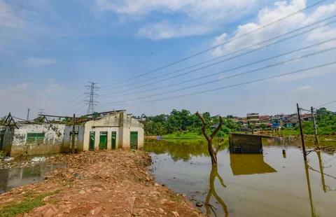 Rumah warga yang hancur akibat luapan Kali Pesanggrahan yang alirannya menyempit karena longsoran TPA Cipayung di Cipayung,  Depok, Kamis (14/05/2026).