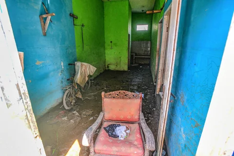 Rumah yang ditinggal pemiliknya akibat kerapkali banjir karena luapan Pesanggrahan yang alirannya menyempit karena longsoran TPA Cipayung di Perumahan Griya Alif, Sawangan, Depok, Kamis (14/05/2026).