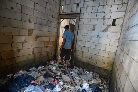 Rumah yang ditinggalkan pemiliknya dan dipenuhi sampah dari TPA Cipayung akibat banjir berulang karena luapan Kali Pesanggrahan di Perumahan Griya Alif, Sawangan, Depok, Kamis (14/05/2026).