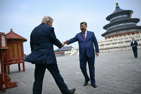 Presiden Tiongkok Xi Jinping (kanan) berjabat tangan dengan Presiden AS Donald Trump di Kuil Surga di Beijing, Kamis (14/05/2026).