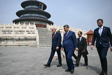 Presiden Tiongkok Xi Jinping berjalan bersama Presiden AS Donald Trump di Kuil Surga di Beijing, Kamis (14/05/2026).