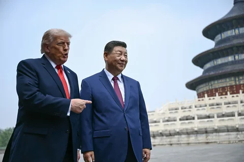 Presiden Tiongkok Xi Jinping berbincang dengan Presiden AS Donald Trump di Kuil Surga di Beijing, Kamis (14/05/2026).