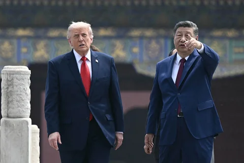 Presiden Tiongkok Xi Jinping berbincang  dengan Presiden AS Donald Trump di Kuil Surga di Beijing, Kamis (14/05/2026).