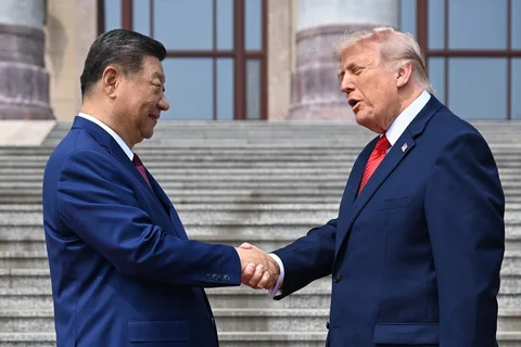 Presiden Tiongkok Xi Jinping (kanan) berjabat tangan dengan Presiden AS Donald Trump di Kuil Surga di Beijing, Kamis (14/05/2026).