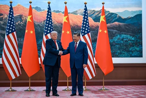 Presiden AS Donald Trump (kanan) berjabat tangan dengan Presiden Tiongkok Xi Jinping di Balai Besar Rakyat di Beijing,  Kamis (14/05/2026).