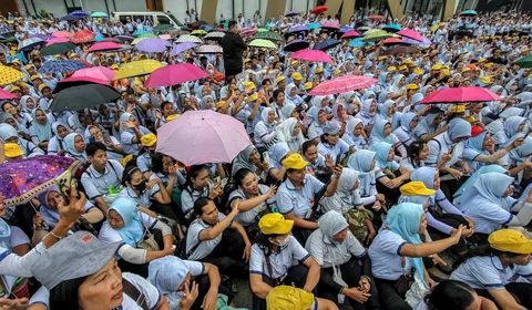 Imbas penghentian operasional ini, seluruh karyawan Sritex resmi terkena pemutusan hubungan kerja (PHK) sejak 26 Februari dengan hari kerja terakhir pada 28 Februari 2025. (DIKA/AFP)