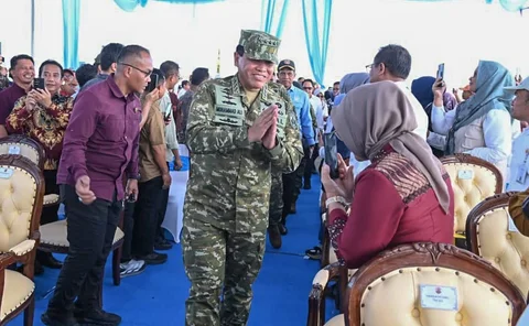 epala Staf Angkatan Laut Laksamana Muhammad Ali saat menghadiri Panen Raya Kedelai di Desa Ngudikan, Kecamatan Wilangan, Kabupaten Nganjuk, Jawa Timur, Kamis (14/5/2026).