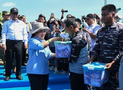 Menteri Pertanian Andi Amran Sulaiman bersama  Ketua Komisi IV DPR RI Siti Hediati Soeharto saat menghadiri Panen Raya Kedelai di Desa Ngudikan, Kecamatan Wilangan, Kabupaten Nganjuk, Jawa Timur, Kamis (14/5/2026).