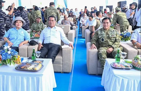 Menteri Pertanian Andi Amran Sulaiman bersama Kepala Staf Angkatan Laut Laksamana Muhammad Ali,dan Ketua Komisi IV DPR RI Siti Hediati Soeharto menghadiri Panen Raya Kedelai di Desa Ngudikan, Kecamatan Wilangan, Kabupaten Nganjuk, Jawa Timur, Kamis (14/5/2026).