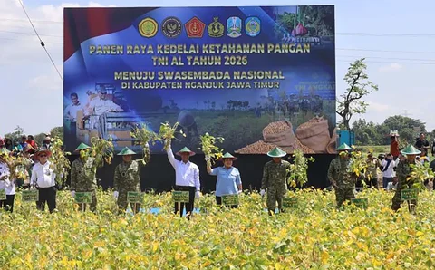Menteri Pertanian Andi Amran Sulaiman bersama Panglima TNI Jenderal Agus Subiyanto,, Kepala Staf Angkatan Laut Laksamana Muhammad Ali, Kepala Staf Angkatan Darat Jenderal Maruli Simanjuntak, Kepala Staf Angkatan Udara Marsekal Tonny Harjono dan Ketua Komisi IV DPR RI Siti Hediati Soeharto menghadiri Panen Raya Kedelai di Desa Ngudikan, Kecamatan Wilangan, Kabupaten Nganjuk, Jawa Timur, Kamis (14/5/2026).