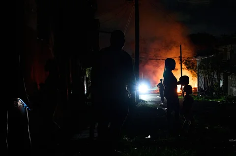 Orang-orang memainkan pot sebagai bentuk protes terhadap pemadaman listrik yang berkepanjangan di jalanan Havana, Kuba, Kamis malam (14/05/2026).