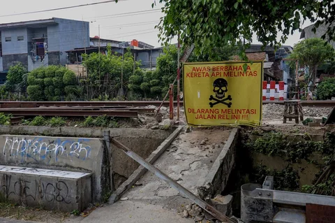 Perlintasan liar jalur kereta api yang ditutup di kawasan Tebet, Jakarta, Jumat(15/05/2026).