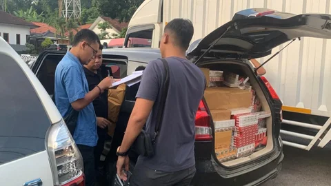 Barang bukti  rokok ilegal  hasil penyekatan di jalur akses Jembatan Suramadu, Kecamatan Labang, Bangkalan, Madura, Rabu  malam (13/5/2026)