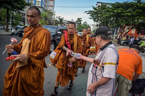 Sekelompok biksu Buddha  berjalan kaki mengikuti Pawai Perdamaian 2026 di Surabaya, Jumat (15/05/2026).