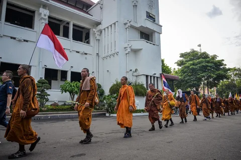 Sekelompok biksu Buddha  berjalan kaki mengikuti Pawai Perdamaian 2026 di Surabaya, Jumat (15/05/2026).