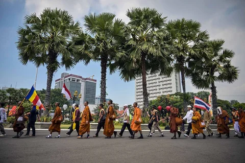 Sekelompok biksu Buddha  berjalan kaki mengikuti Pawai Perdamaian 2026 di Surabaya, Jumat (15/05/2026).