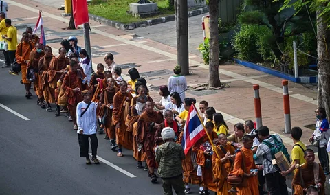 Warga menyambut sekelompok biksu Buddha yang  berjalan kaki mengikuti Pawai Perdamaian 2026 di Surabaya, Jumat (15/05/2026).