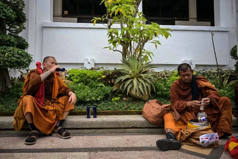 Sekelompok biksu Buddha  beristirahat disela perjalanan  mengikuti Pawai Perdamaian 2026 di Surabaya, Jumat (15/05/2026).