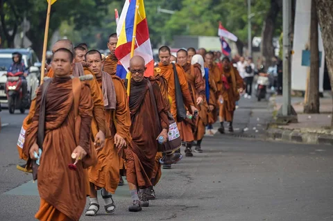 Sekelompok biksu Buddha  berjalan kaki mengikuti Pawai Perdamaian 2026 di Surabaya, Jumat (15/05/2026).