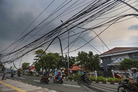 Kabel utilitas (Wifi)  saat ditertibkan di Jalan Kartini Depok, Jawa Barat, Jumat (15/5/2026).