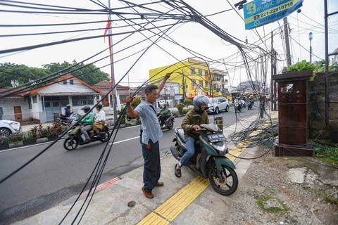 Kabel utilitas (Wifi)  saat ditertibkan di Jalan Kartini Depok, Jawa Barat, Jumat (15/5/2026).