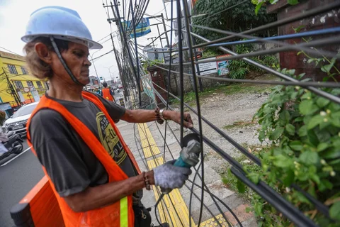 Petugas memotong kabel utilitas (Wifi) di Jalan Kartini Depok, Jawa Barat, Jumat (15/5/2026).