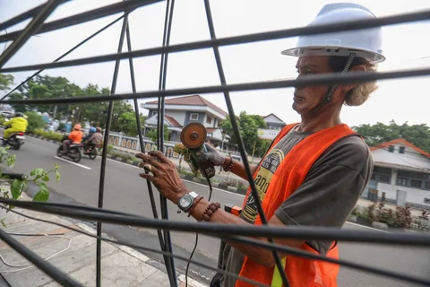 Petugas  saat melakukan penetiban kabel utilitas (Wifi) di Jalan Kartini Depok, Jawa Barat, Jumat (15/5/2026).