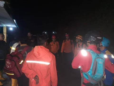 Petugas BPBD Jabar melakukan pencarian dua wisatawan yang hilang di Curug Cileat Subang