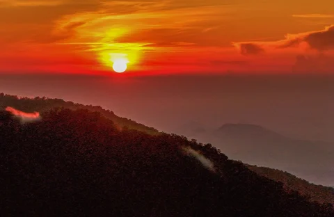 Panorama saat  matahari terbit di kawasan Taman Nasional Gunung Gede - Panggarango Puncak,  Jawa Barat, Sabtu (16/05/2026).