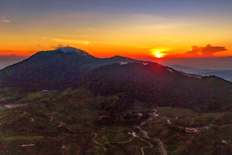 Panorama saat  matahari terbit di kawasan Taman Nasional Gunung Gede - Panggarango Puncak,  Jawa Barat, Sabtu (16/05/2026).