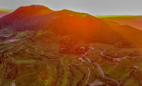 Panorama saat  matahari terbit di kawasan Taman Nasional Gunung Gede - Panggarango Puncak,  Jawa Barat, Sabtu (16/05/2026).