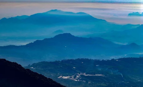 Panorama saat  matahari terbit di kawasan Taman Nasional Gunung Gede - Panggarango Puncak,  Jawa Barat, Sabtu (16/05/2026).
