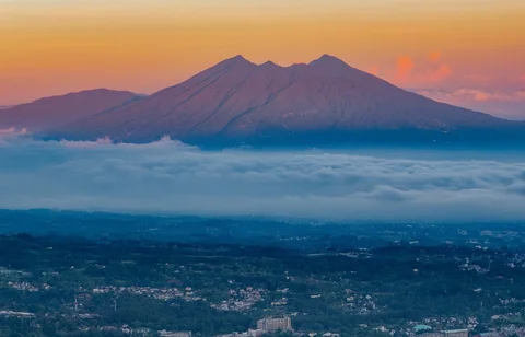 Gunung Salak terlihat dari kawasan Puncak,  Bogor, Jawa Barat, Sabtu (16/05/2026).