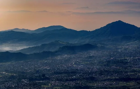 Panorama saat  matahari terbit di kawasan  Puncak,  Jawa Barat, Sabtu (16/05/2026).