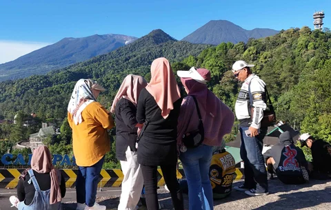Wisatawan menikmati keindahan  Gunung Gede - Panggarango  di Puncak,  Jawa Barat, Sabtu (16/05/2026).