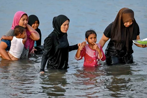 Warga berendam sambil mencari kerang di muara pelabuhan kawasan Lampulo, Banda Aceh, Jumat (15/05/2026).