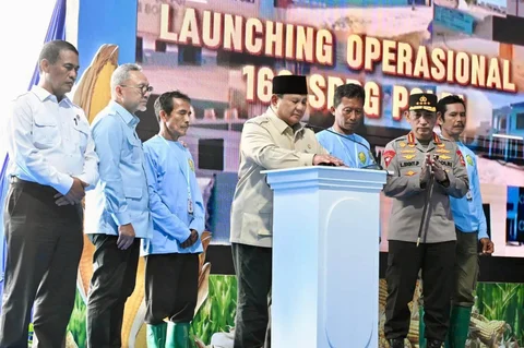 Presiden Prabowo Subianto bersama Kapolri Listyo Sigit Prabowo, Menko Pangan Zulkifli Hasan dan Mentan Andi Amran Sulaiman  meluncurkan operasional 166 Satuan Pelayanan Pemenuhan Gizi Polri Tahun 2026 di Kabupaten Tuban, Jawa Timur, Sabtu (16/5).