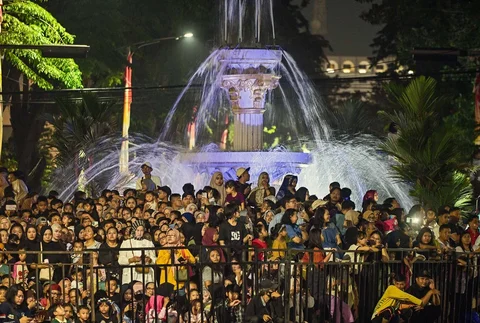 Warga menyaksikan  Surabaya Vaganza 2026 di Surabaya, Jawa Timur, Sabtu (16/5/2026).