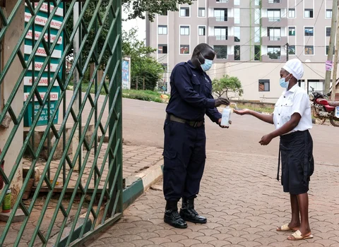 Seorang wanita membersihkan tangannya dengan cairan antiseptik di depan Rumah Sakit Muslim Kibuli di Kampala, Uganda, Sabtu, (16/05/2026).