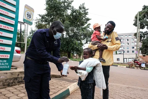 Seorang anak membersihkan tangannya dengan cairan antiseptik di depan Rumah Sakit Muslim Kibuli di Kampala, Uganda, Sabtu, (16/05/2026).