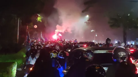 Suasana di Kota Bandung usai Persib menang atas PSM pada Minggu (17/5) malam