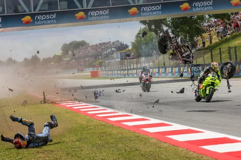 Sepeda motor Alex Marquez dari Tim Gresini Racing MotoGP terlempar ke udara saat ia mengalami kecelakaan dalam Grand Prix MotoGP Catalunya 2026 di sirkuit Catalunya di Montmelo, dekat Barcelona Spanyol, Minggu (17/05/2026).