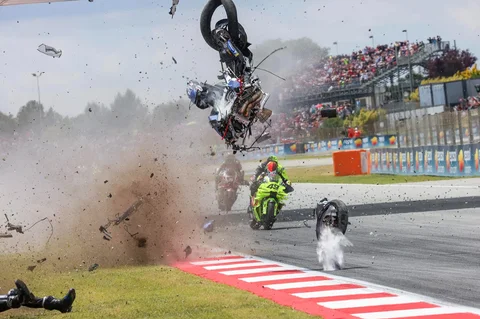 Sepeda motor Alex Marquez dari Tim Gresini Racing MotoGP terlempar ke udara saat ia mengalami kecelakaan dalam Grand Prix MotoGP Catalunya 2026 di sirkuit Catalunya di Montmelo, dekat Barcelona Spanyol, Minggu (17/05/2026).
