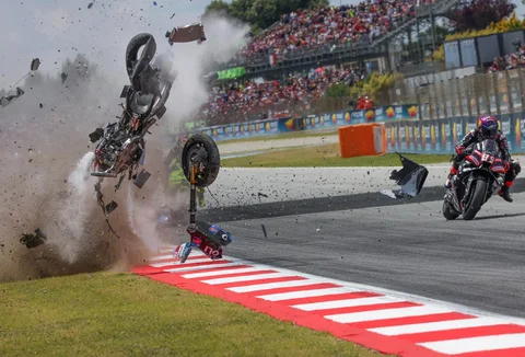 Pebalap Pedro Acosta dari Tim Red Bull KTM Factory Racing melaju di depan Alex Marquez dari Tim Gresini Racing MotoGP selama Grand Prix Moto GP Catalunya 2026 di sirkuit Catalunya di Montmelo, dekat Barcelona, Spanyol, Minggu (17/05/2026).