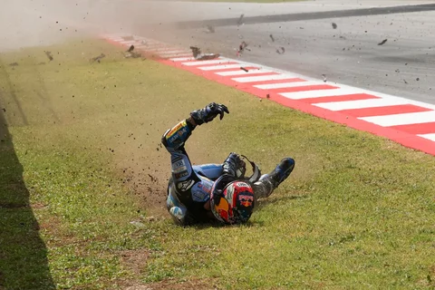 Pembalap Team Gresini Racing MotoGP, Alex Marquez,terlempar  di sisi lintasan saat mengalami kecelakaan dalam Grand Prix MotoGP Catalunya 2026 di sirkuit Catalunya di Montmelo, dekat Barcelona, ​​Spanyol, Minggu (17/05/2026).