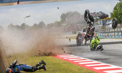 Pembalap Team Gresini Racing MotoGP, Alex Marquez,terlempar  di sisi lintasan saat mengalami kecelakaan dalam Grand Prix MotoGP Catalunya 2026 di sirkuit Catalunya di Montmelo, dekat Barcelona, ​​Spanyol, Minggu (17/05/2026).