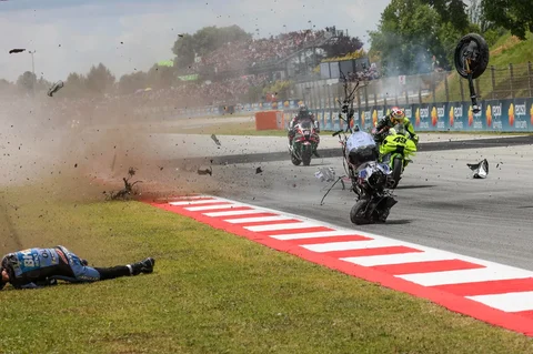 Pembalap Team Gresini Racing MotoGP, Alex Marquez,terlempar  di sisi lintasan saat mengalami kecelakaan dalam Grand Prix MotoGP Catalunya 2026 di sirkuit Catalunya di Montmelo, dekat Barcelona, ​​Spanyol, Minggu (17/05/2026).